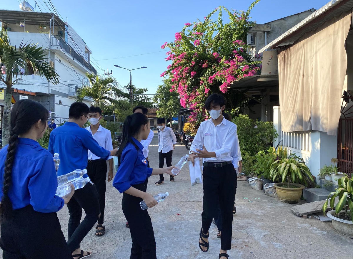 Thí sinh được các bạn đoàn viên phát nước uống miễn phí. 