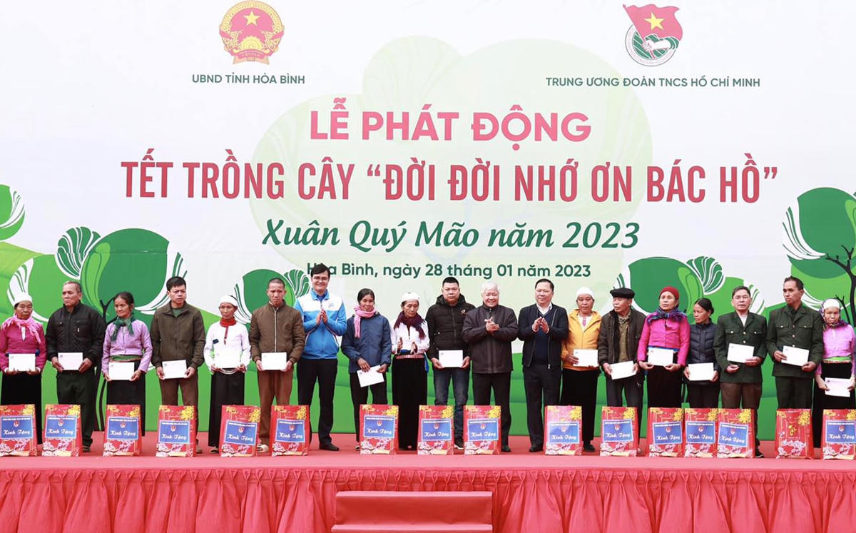  Chủ tịch Đỗ Văn Chiến tặng quà cho các hộ nghèo trên địa bàn tỉnh Hòa Bình.