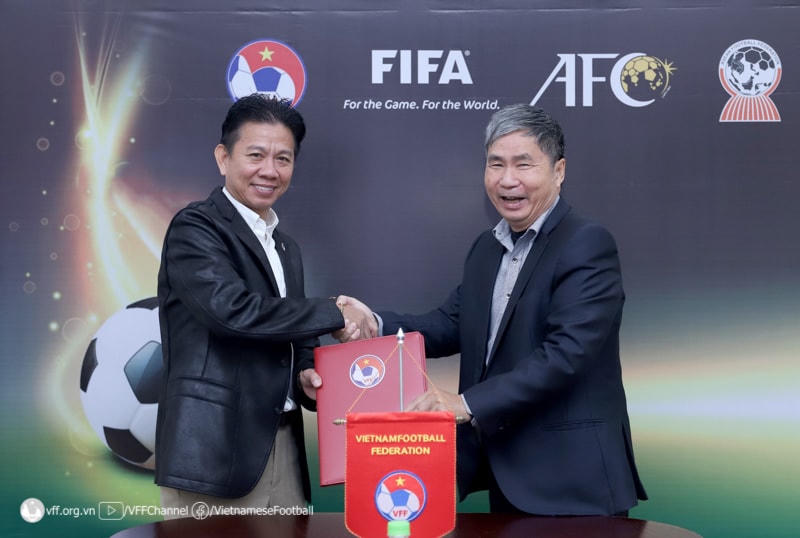 Tổng Thư ký VFF Dương Nghiệp Khôi và HLV Hoàng Anh Tuấn trong Lễ kế kết. Ảnh: VFF.