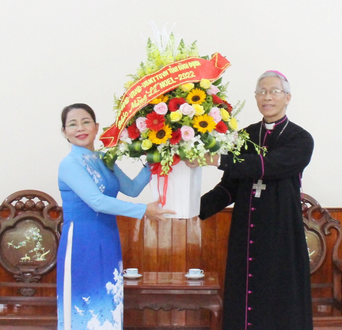 Trưởng ban Dân vận Tỉnh ủy, Chủ tịch Ủy ban MTTQ Việt Nam tỉnh Bình Định Nguyễn Thị Phong Vũ thăm, tặng hoa chúc mừng Giáng sinh Tòa Giám mục Giáo phận Quy Nhơn và Giám mục Giáo phận Nguyễn Văn Khôi.