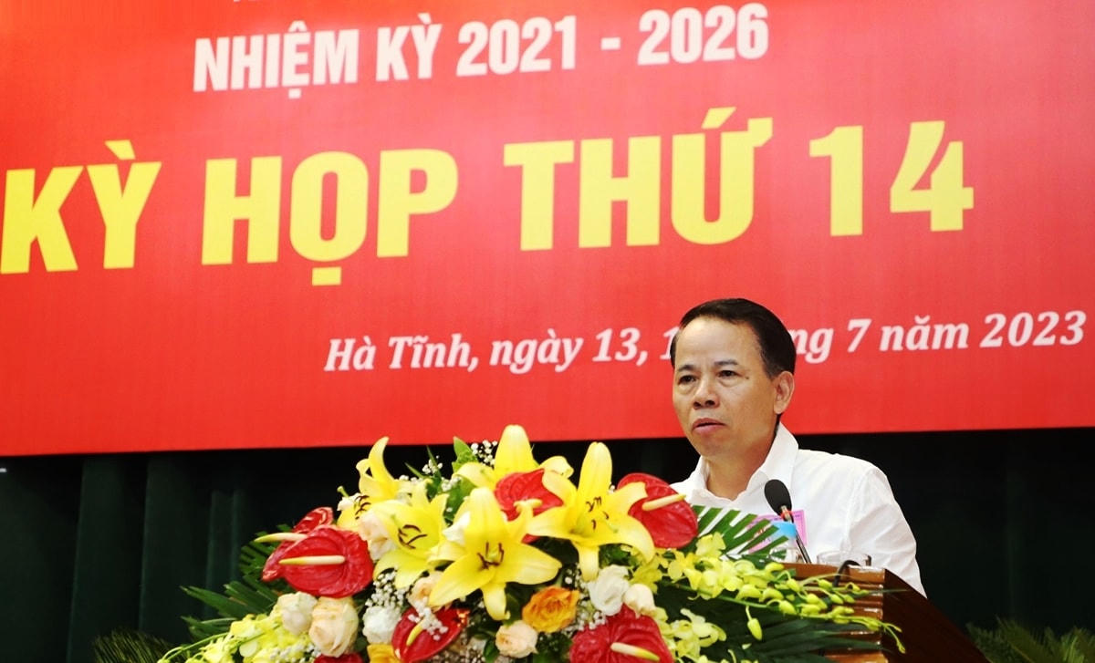 Giám đốc Sở Nội vụ Hà Tĩnh Lê Minh Đạo trả lời chất vấn tại kỳ họp thứ 14, HĐND tỉnh Hà Tĩnh.