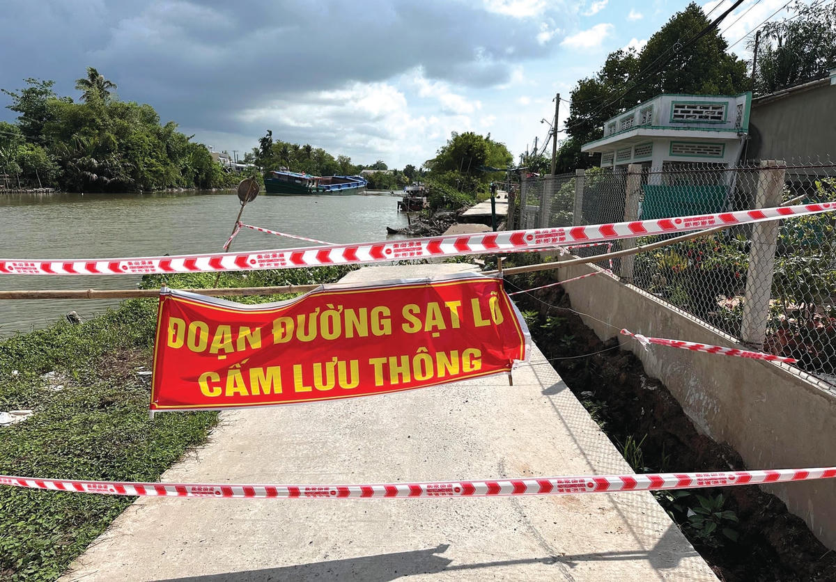 Sạt lở tại phường Thới An Đông, quận Bình Thuỷ, TP Cần Thơ khiến giao thông bị chia cắt.  