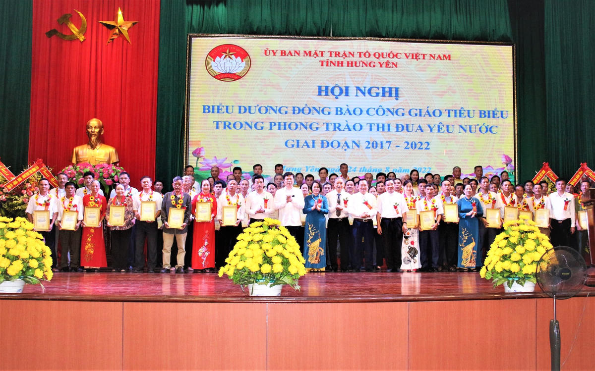 86 đồng bào Công giáo tiêu biểu được Ủy ban MTTQ tỉnh Hưng Yên tặng Giấy chứng nhận và vinh danh tại Hội nghị.