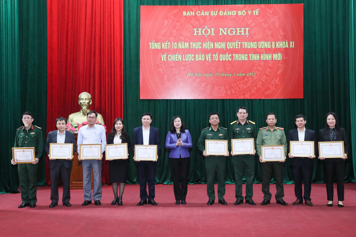 Bộ trưởng Bộ Y tế Đào Hồng Lan trao bằng khen cho các cá nhân có thành tích xuất sắc trong thực hiện Nghị quyết Trung ương 8 khóa XI 