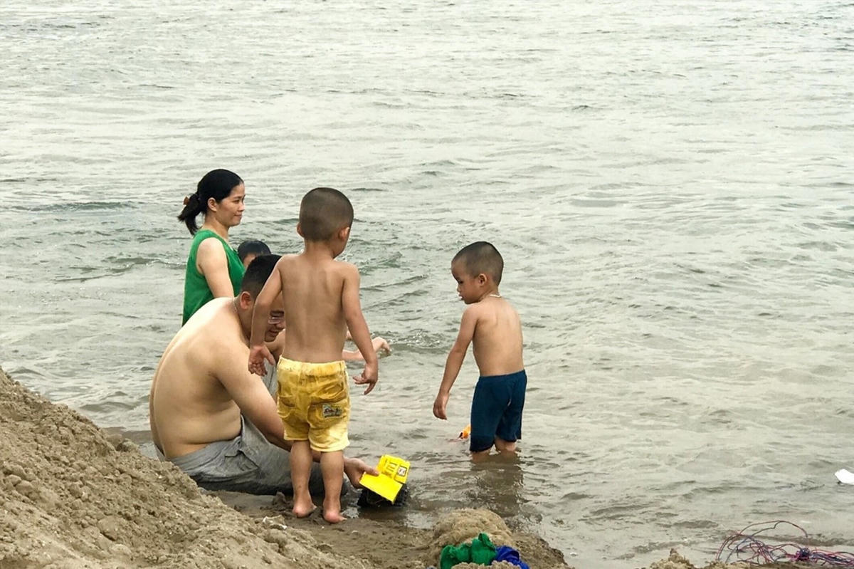 Nhiều phụ huynh đưa con tới đây “giải nhiệt” và vui chơi trong dịp hè.