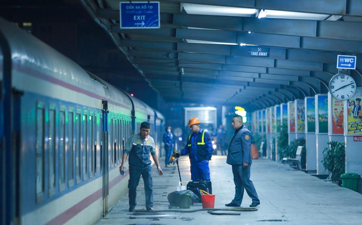 Chuẩn bị cho đoàn tàu khởi hành, 11 nhân viên mặt đất phải khẩn trương dọn vệ sinh, thay chăn ga mới, kiểm tra máy móc… trong 2 giờ đồng hồ để kịp đón khách.