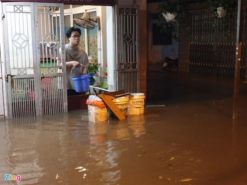 Nước ngập cả vào nhà dân ở khu vực phường Cổ Nhuế. Ảnh: Zing.