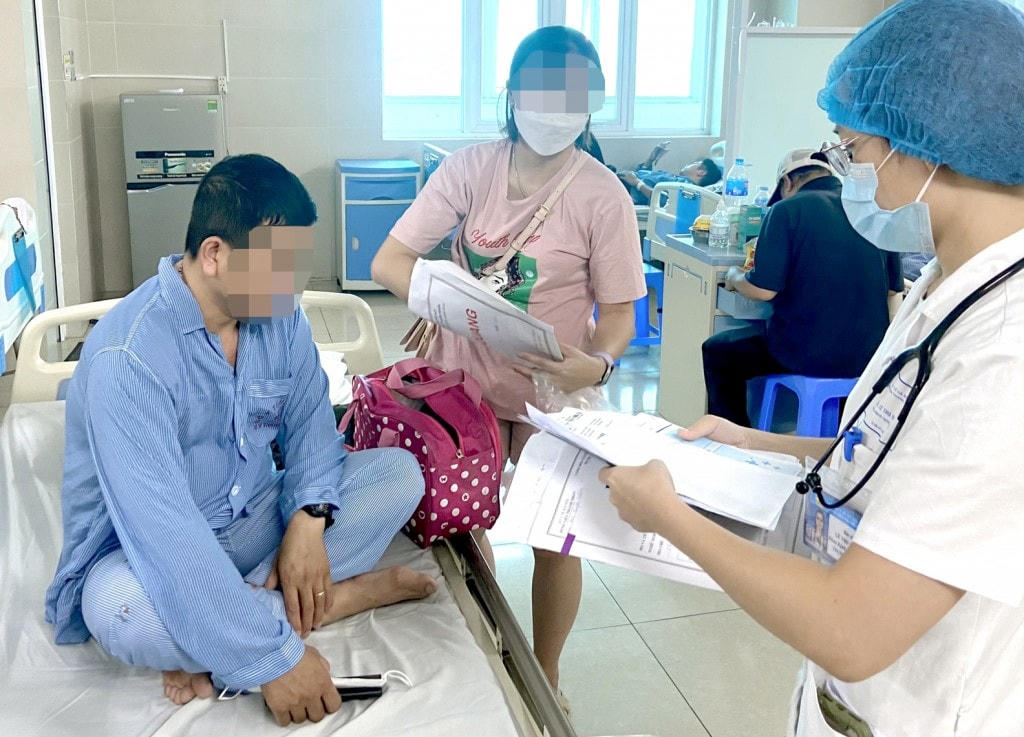 Thăm khám và điều trị cho bệnh nhân mắc sốt xuất huyết tại Bệnh viện Thanh Nhàn. Ảnh minh họa.