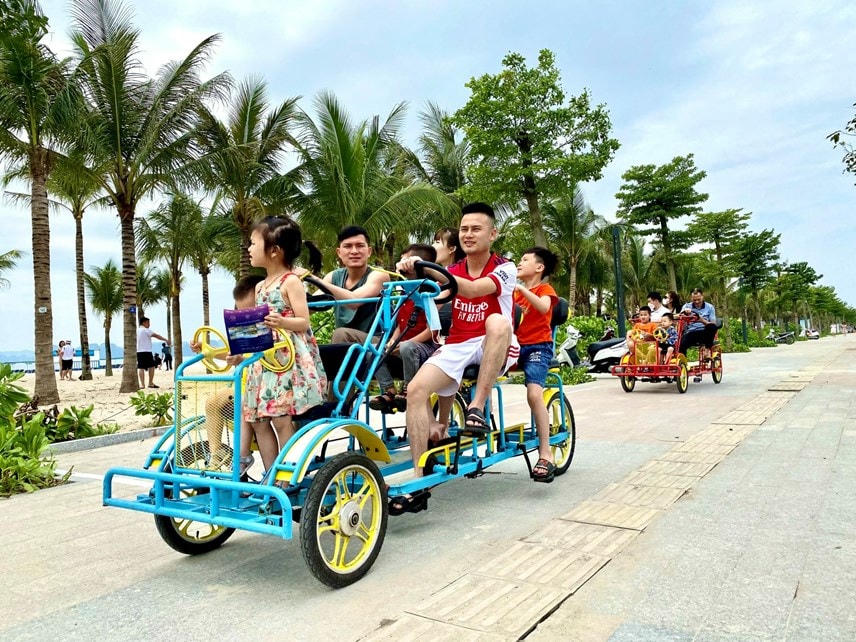 Du khách đến Hạ Long. (Ảnh: Ngọc Anh).