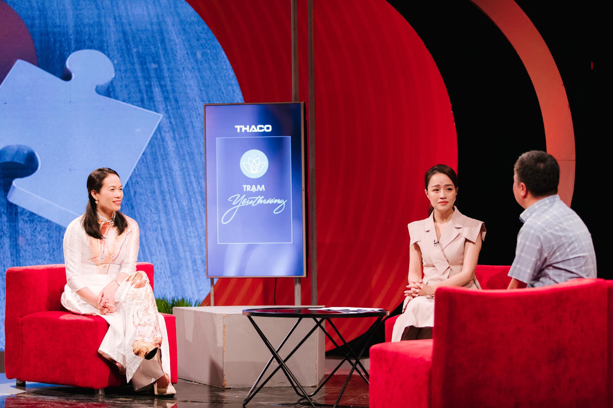 Anh Hương cho biết, hình ảnh mẹ ngồi bên đèn dầu là động lực khiến anh "nuôi" ước mơ trở thành thầy giáo.