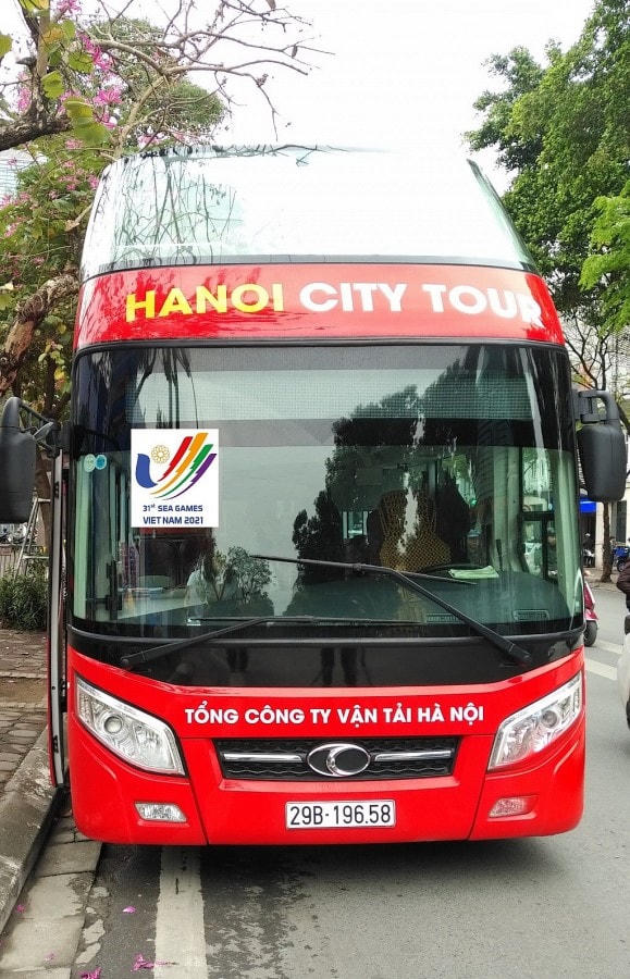 Đặc điểm nhận diện xe buýt miễn phí của ban tổ chức.