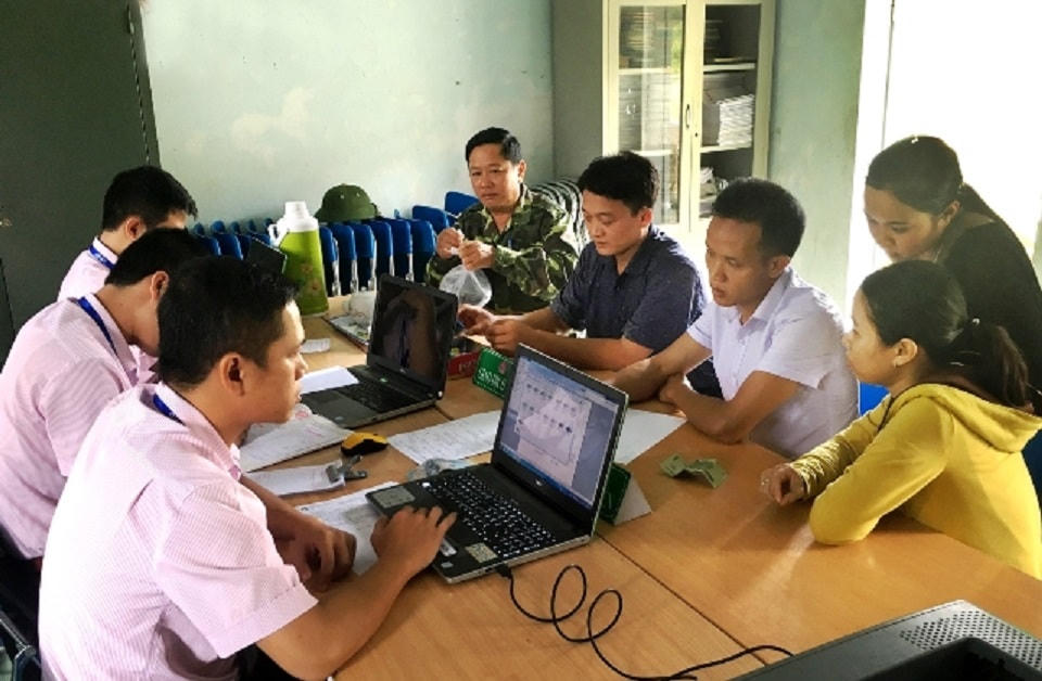 Đồng bào dân tộc thiểu số A Rem làm thủ tục vốn vay ưu đãi tại điểm giao dịch xã Tân Trạch (Bố Trạch, Quảng Bình).