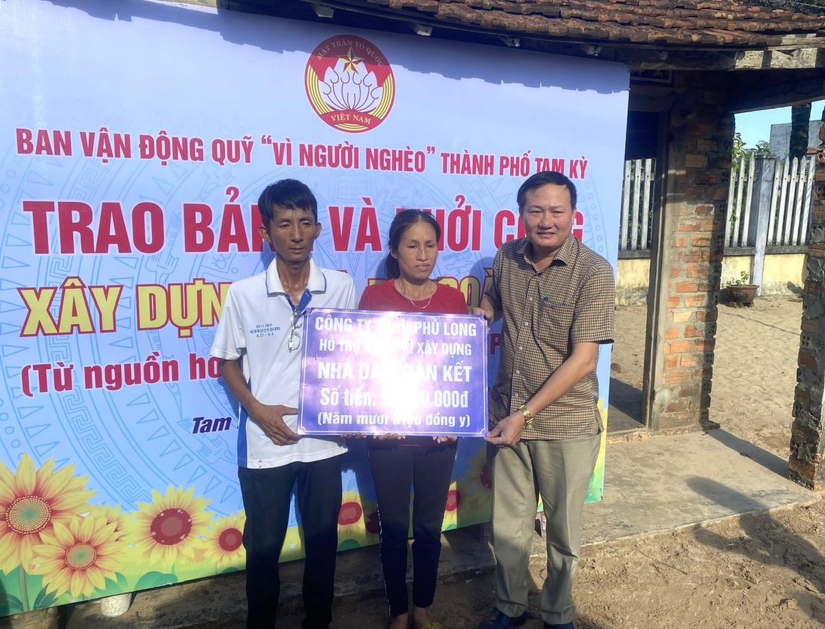 Trao tặng 50 triệu đồng cho gia đình ông Vũ để xây nhà Đại đoàn kết.