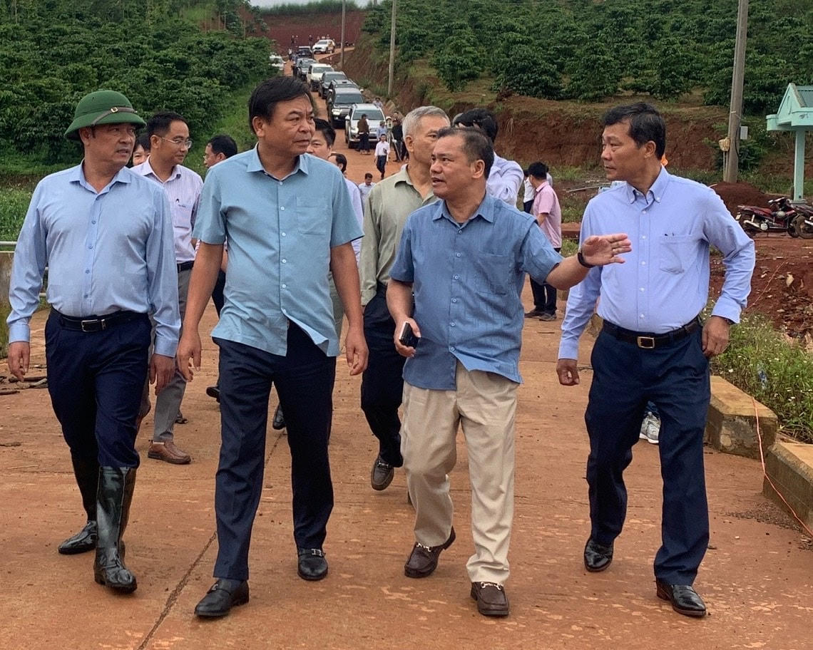 Ông Lê Trọng Yên (ngoài cùng bên trái) đi kiểm tra tại hồ chứa nước Đắk N'ting.