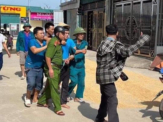 Công an huyện Hà Trung áp giải Triệu Quân Sự về trụ sở.