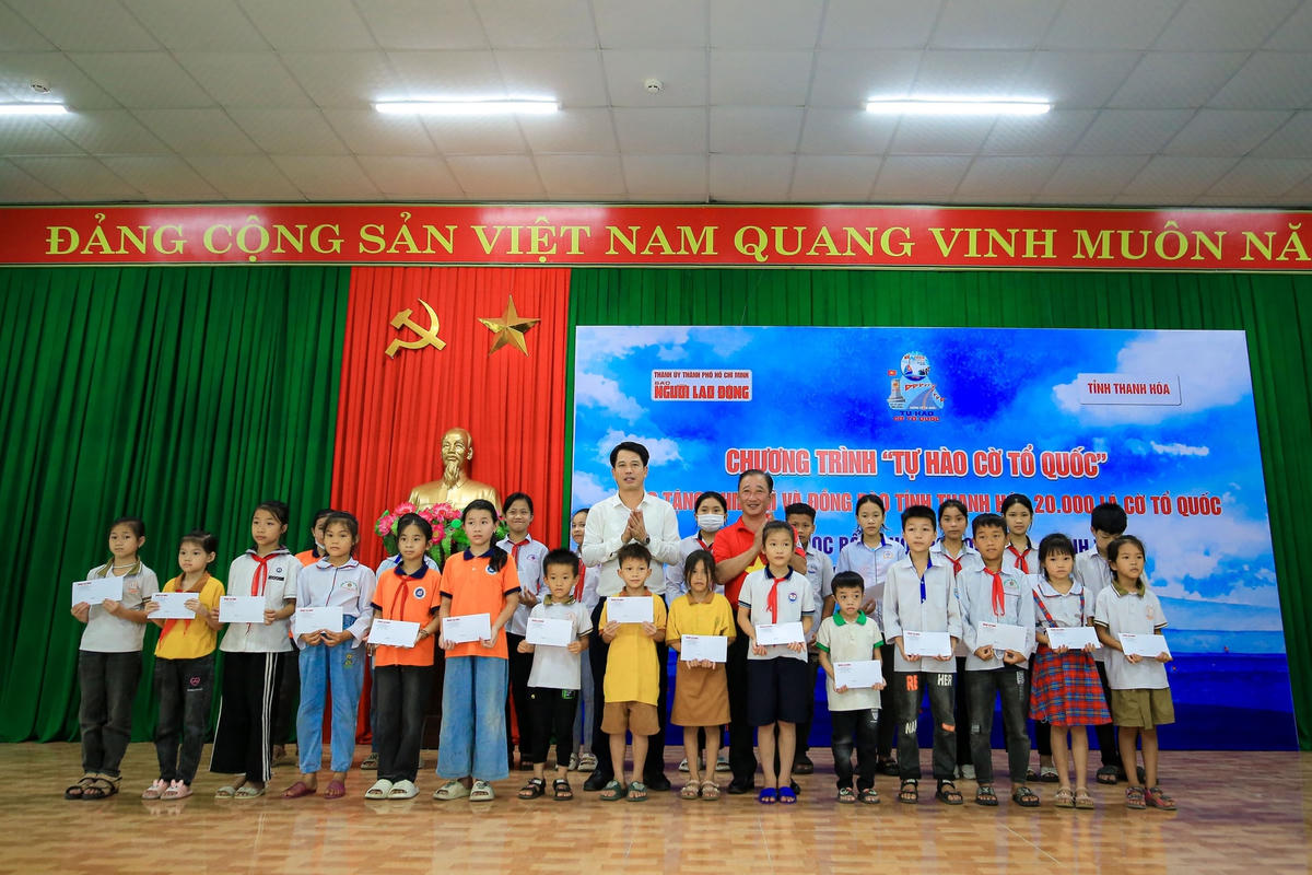 100 suất học bổng đến tay những học sinh nghèo có hoàn cảnh khó khăn tại Thanh Hóa.