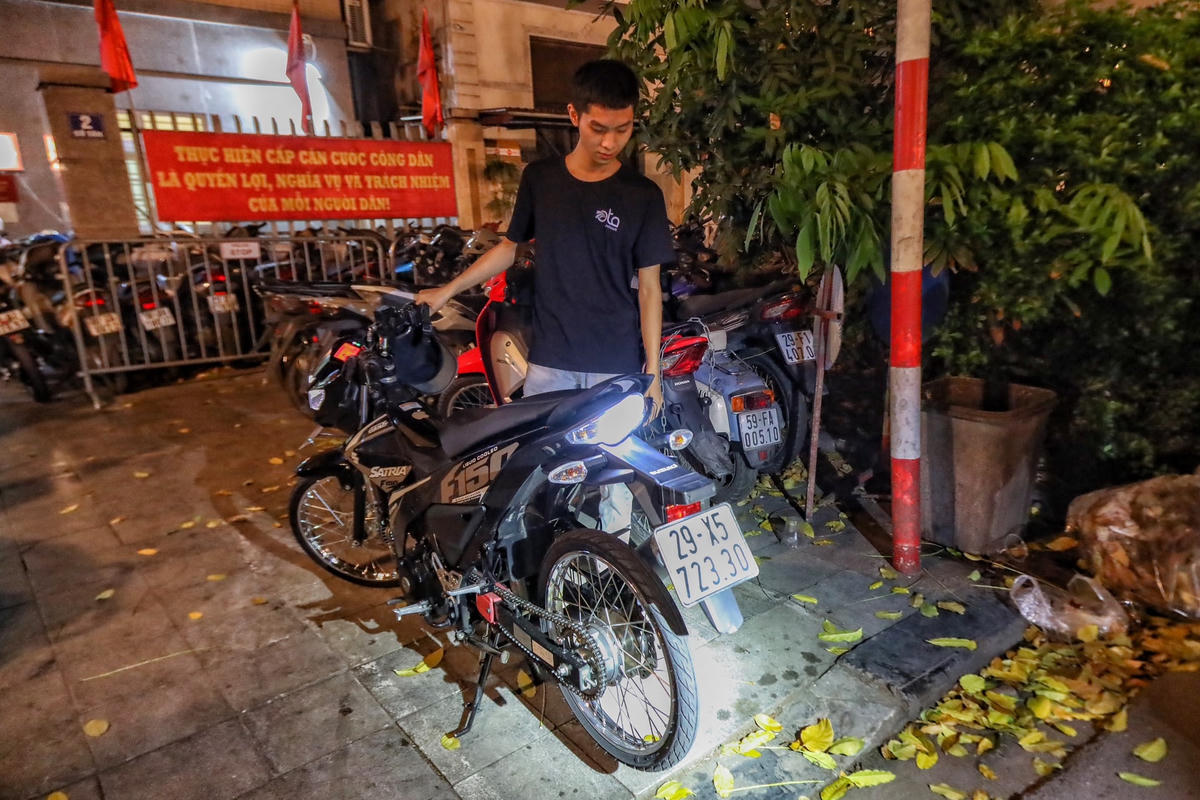 Chỉ sau khoảng 2 giờ làm việc, Đội CSGT đường bộ số 1 và tổ công tác 141 hóa trang đã áp sát, dừng hàng chục phương tiện có hành vi nẹt pô, lạng lách đánh võng gây mất ATGT.