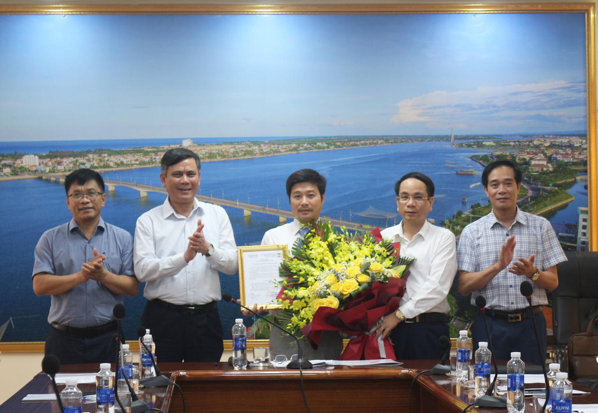 Chủ tịch UBND tỉnh Quảng Bình (thứ 2 trái qua) trao Quyết định bổ nhiệm ông Lê Anh Đức giữ chức Giám đốc Sở Xây dựng