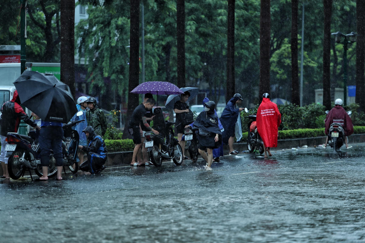 Hàng dài xe máy bị hư hỏng được đưa đưa đi sửa chữa.