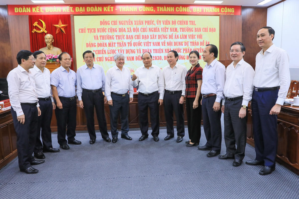Chủ tịch nước Nguyễn Xuân Phúc trao đổi cùng các đại biểu. Ảnh: Quang Vinh.