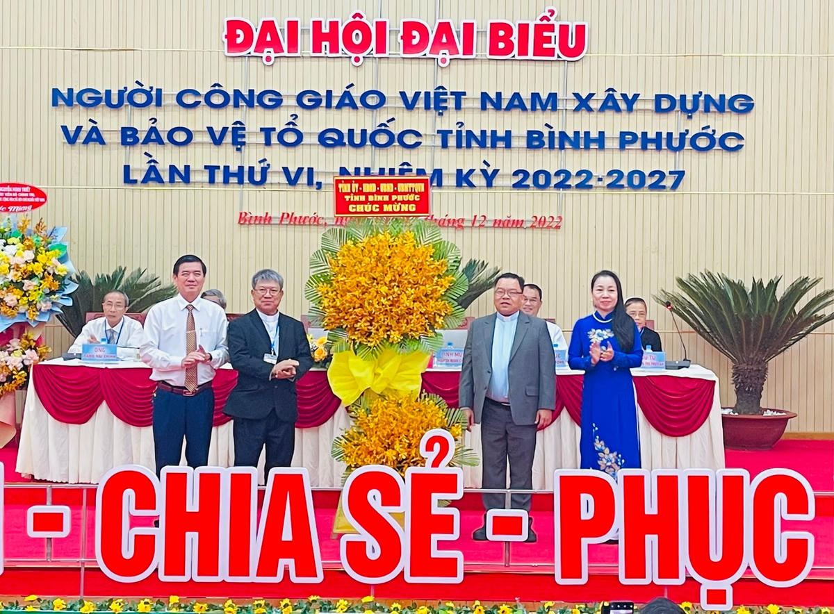 Lãnh đạo UBND tỉnh và UB MTTQ Việt Nam tỉnh Bình Phước tặng hoa chúc mừng đại hội. 