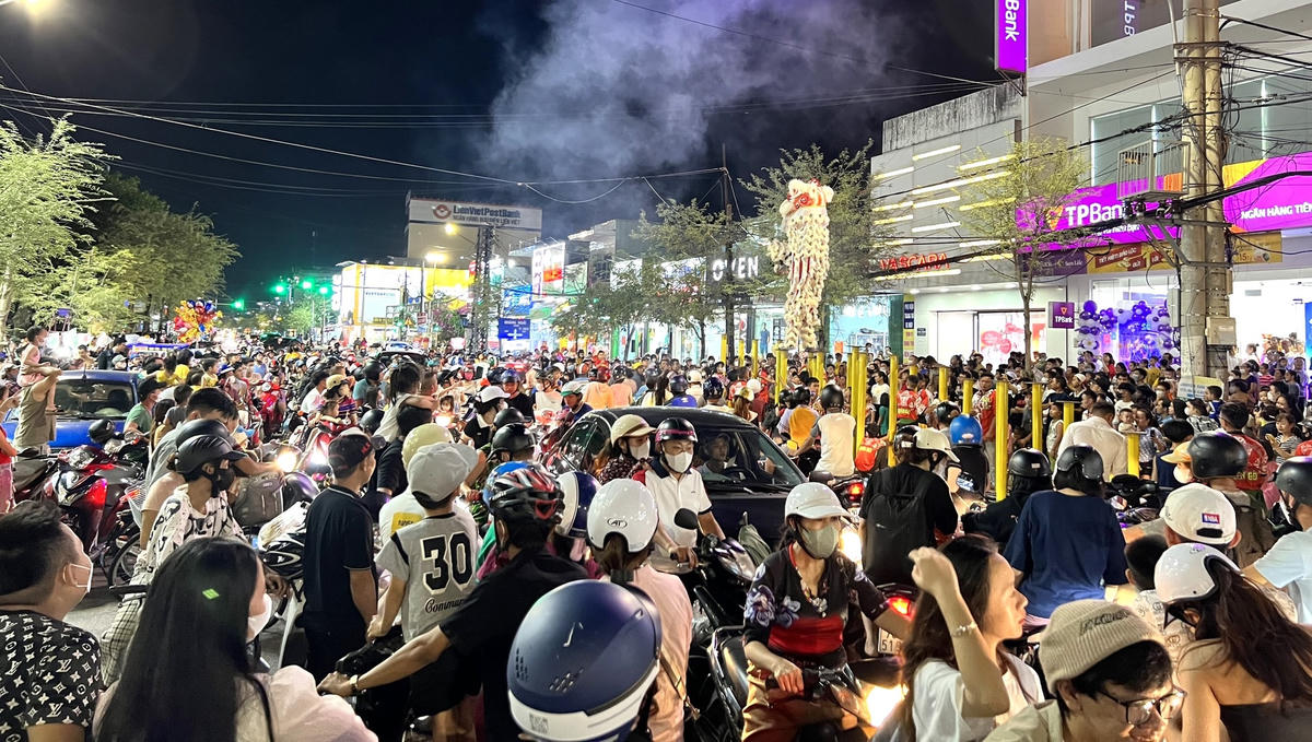 Rất đông người dân đi xem múa lân ở đường Phan Chu Trinh.