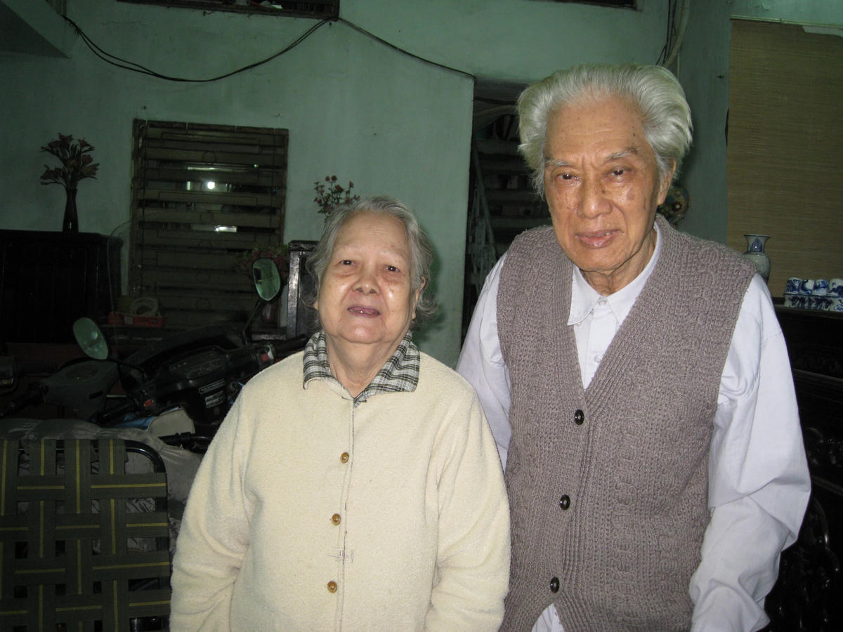 Nhạc sĩ Nguyễn Thiện Tơ và vợ - bà Hà Tiên, năm 2011. Ảnh: Hoàng Thu Phố.  