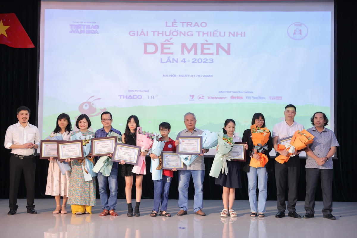 BTC trao bằng chứng nhận Top 10 chung khảo Dế Mèn lần 4 - 2023