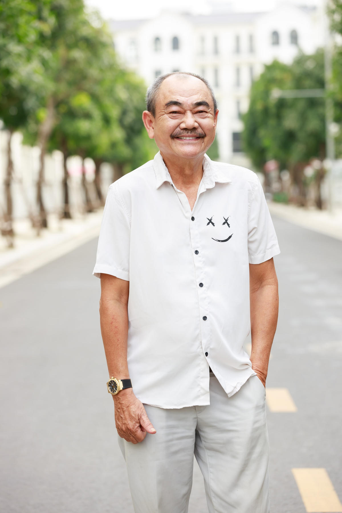 Ở tuổi 64, nam nghệ sĩ vẫn rất năng động tham gia các hoạt động thể thao như đá banh, tennis… Ảnh: FBNV. 