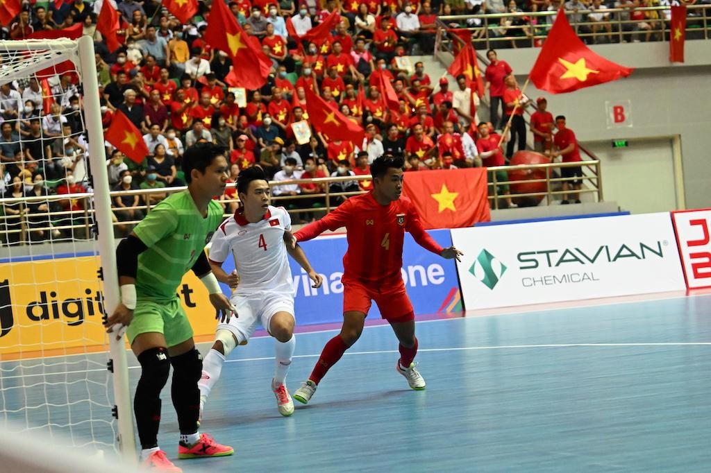 Hình ảnh khán giả phủ kín khán đài sân đấu Futsal SEA Games 31 tại Hà Nam