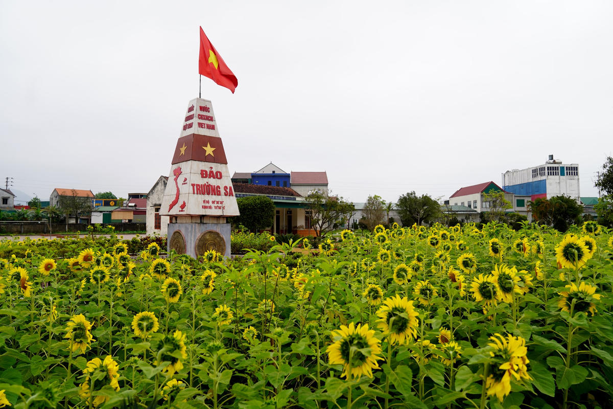 Xen lẫn giữa vườn hoa là những công trình ý nghĩa nhằm giáo dục tình yêu quê hương đất nước, tình yêu biển đảo và ý thức giữ gìn, bảo vệ Tổ quốc.