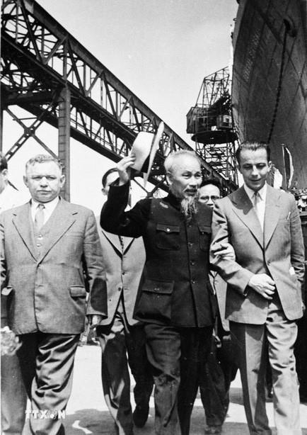 Chủ tịch Hồ Chí Minh thăm nhà máy đóng tàu Gdynia trong chuyến thăm Ba Lan (23/7/1957). (Ảnh: TTXVN)