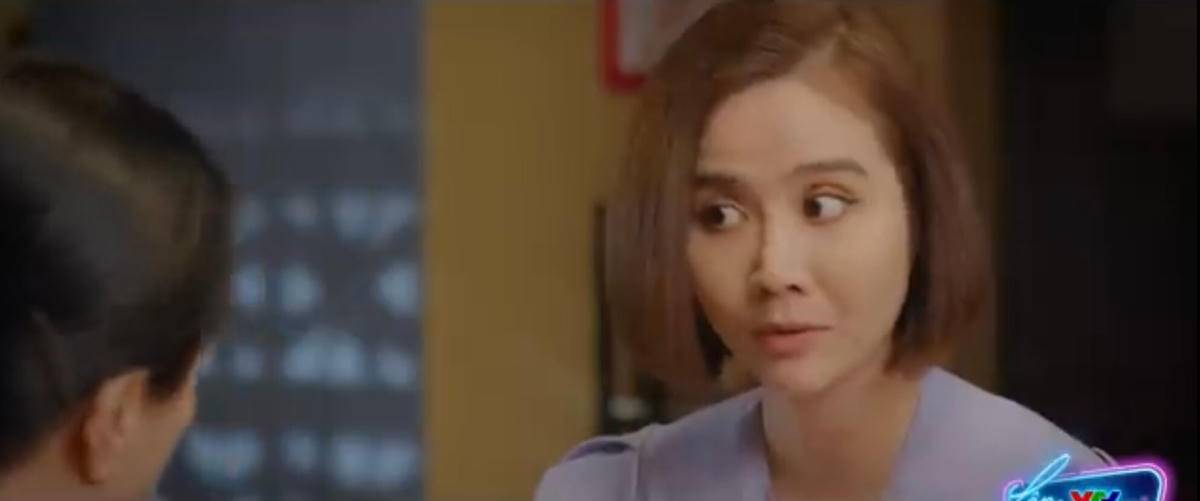 Trang tỏ ra bắt ngờ khi mẹ muốn cô "ván đóng thuyền" với Duy. Ảnh: CMH. 