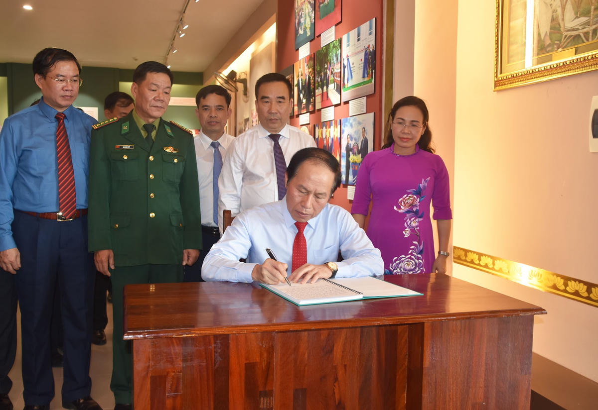 Phó Chủ tịch – Tổng Thư ký Lê Tiến Châu ghi sổ lưu niệm tại Khu tưởng niệm Chủ tịch Hồ Chí Minh.