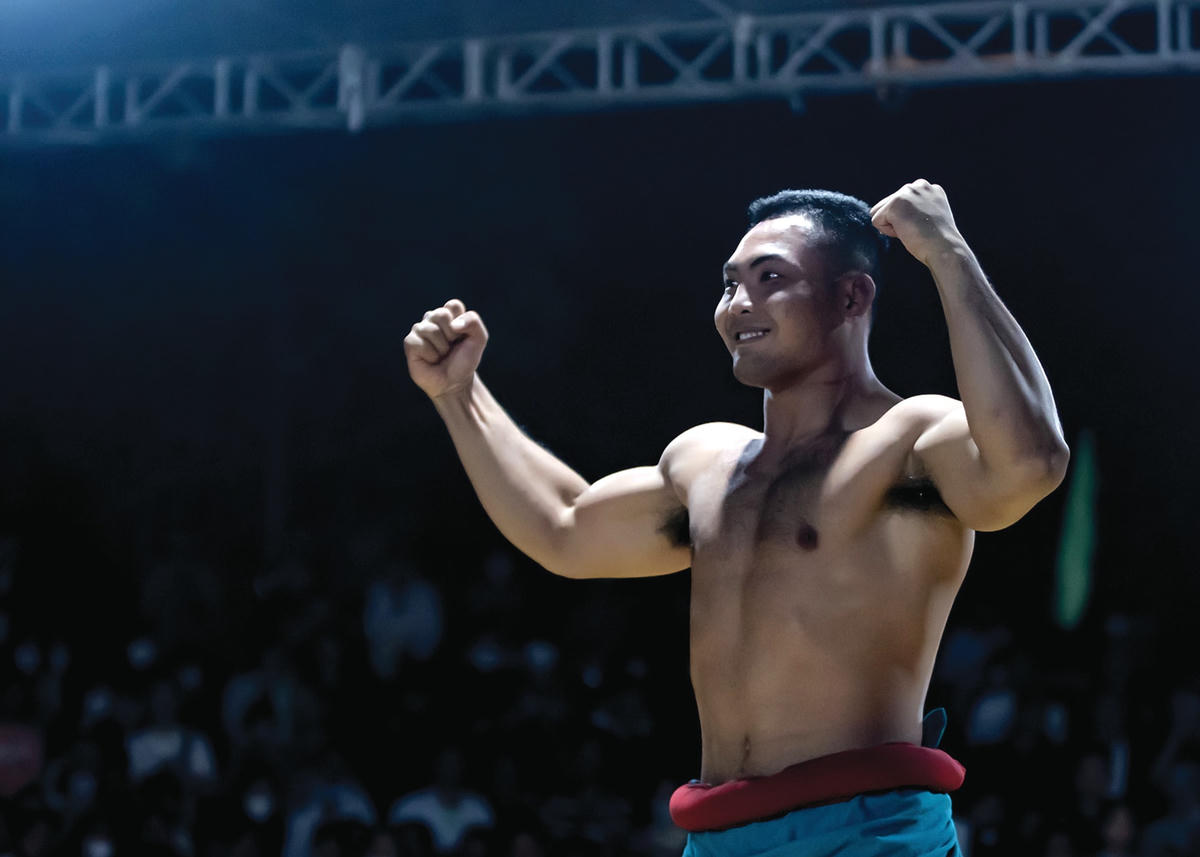 Niềm vui thắng cuộc của đô vật Nguyễn Tiến Lộc (Nghệ An) khi giành chiến thắng trận chung kết hạng 82 kg.  