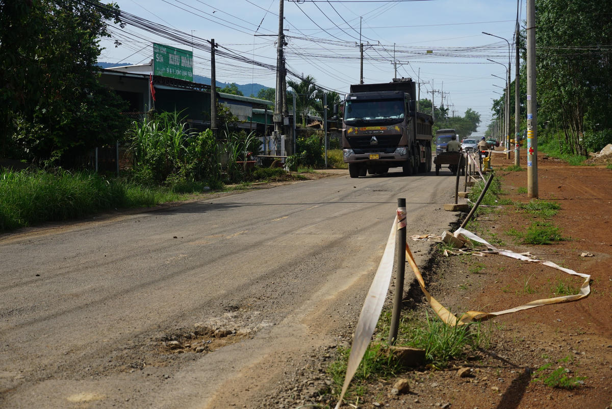 Dự án đầu tư nâng cấp đường ĐT 763 đang thi công rất chậm nhiều đoạn. Ảnh: Thiên Du.