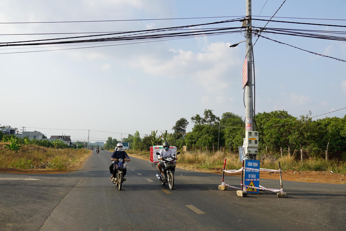 Chưa được di dời, các trụ điện vô tình trở thành cái "bẫy" với người đi đường. Ảnh: Mạnh Thìn.