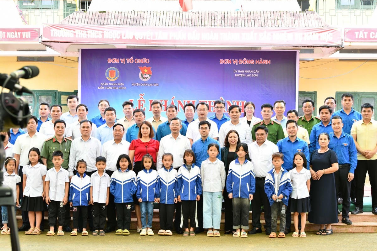 Các đại biểu chung vui với thầy và trò Trường TH&THCS Ngọc Lâu.