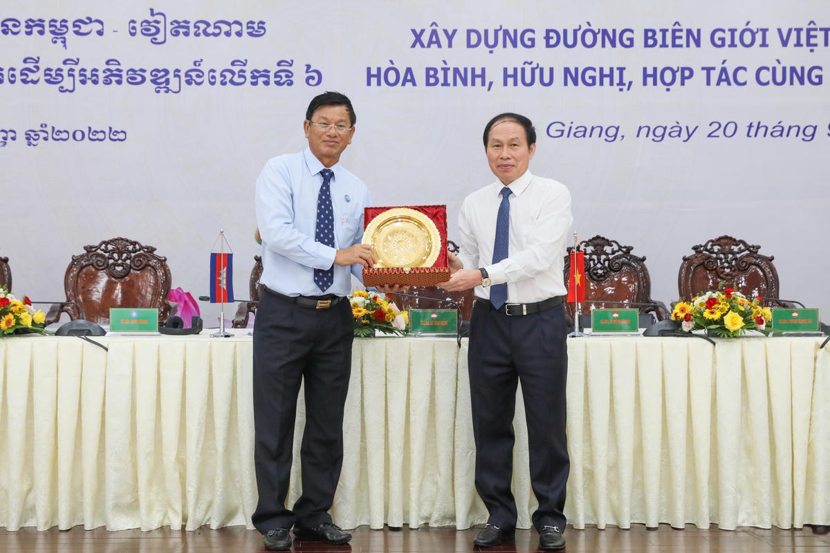 Ông Lê Tiến Châu, Phó Chủ tịch – Tổng Thư ký Ủy ban Trung ương MTTQ Việt Nam và ông Hei Bavy, Phó Chủ tịch Hội đồng Quốc gia Mặt trận Đoàn kết Phát triển Tổ quốc Campuchia tặng những món quà lưu niệm là sản phẩm đặc trưng của hai nước.