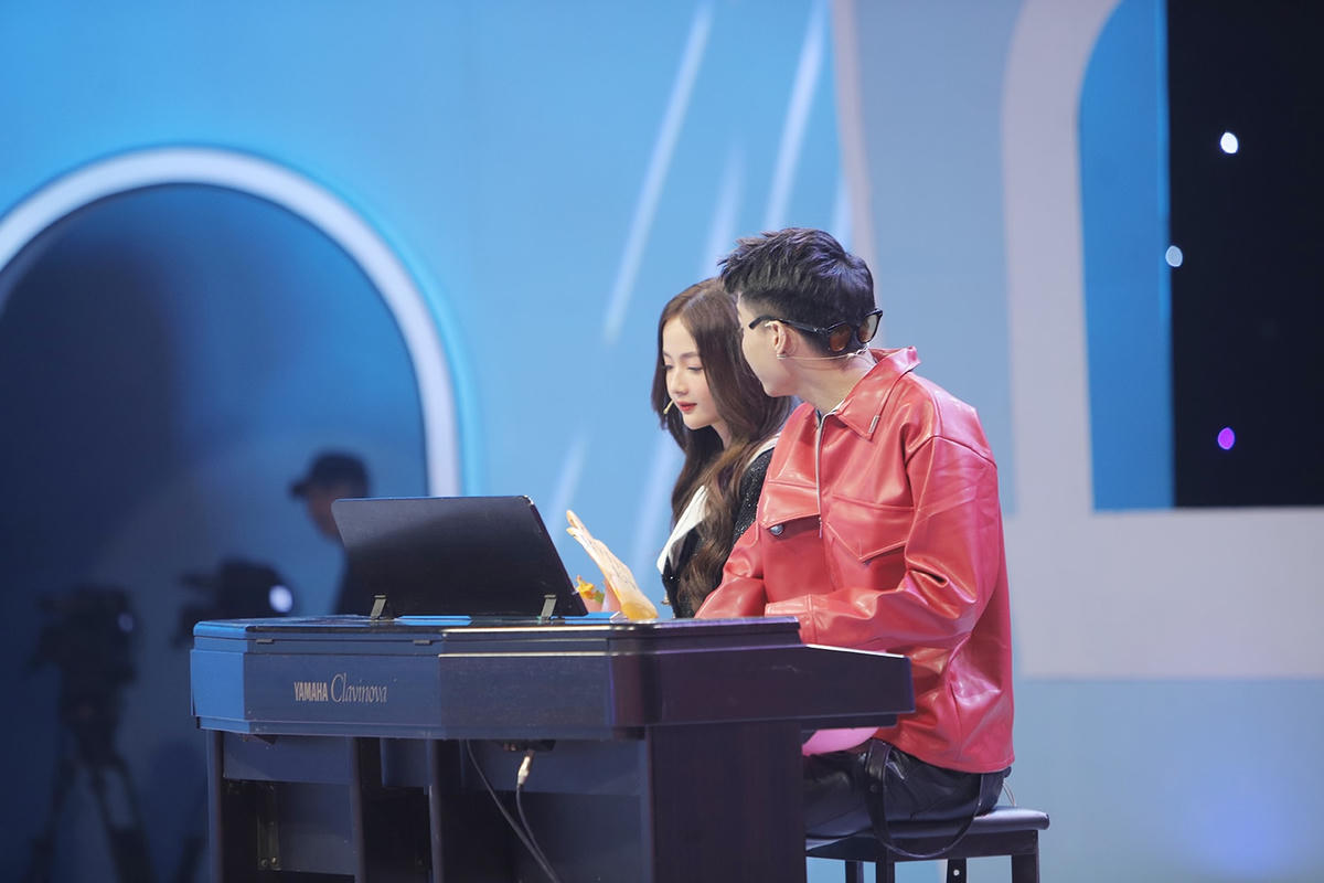 Phan Trường tặng cho Lan Hương một ca khúc do chính anh sáng tác.  Ảnh: Perfect Universe. 