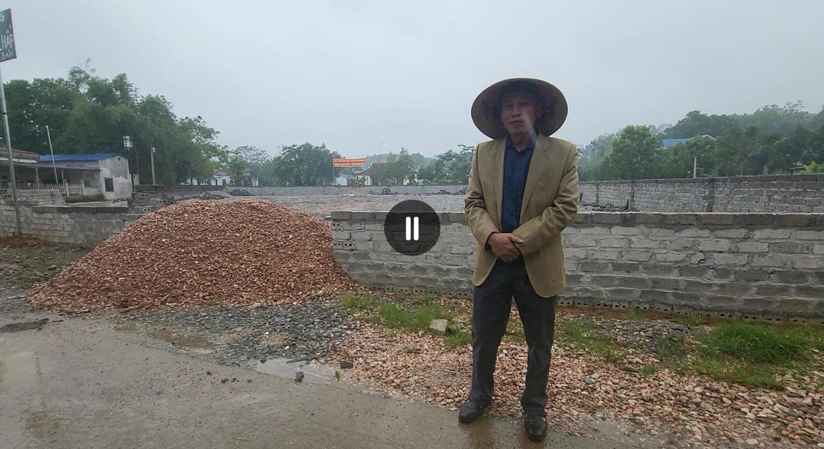 Ông Lương Văn Sử, người dân xã Nam Phương Tiến khẳng định mình bị làm khống hồ sơ, giả mạo chữ ký để làm bìa đỏ lô đất phía sau mình.