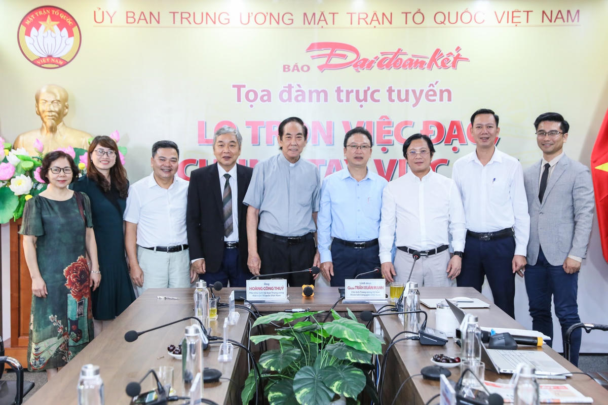 Các vị khách mời tại Tọa đàm chụp ảnh lưu niệm. Ảnh: Quang Vinh.