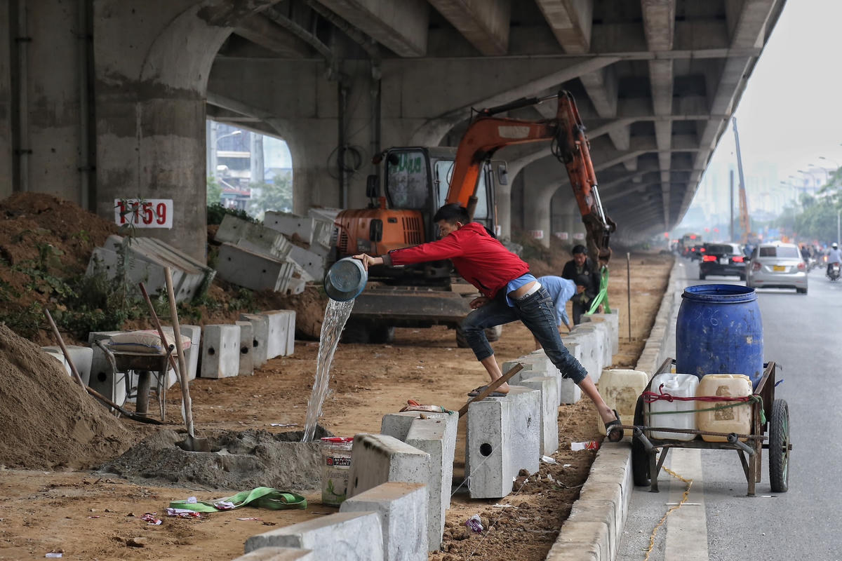 Xén dải phân cách đường Nguyễn Xiển nhằm giảm tải tình trạng ùn tắc