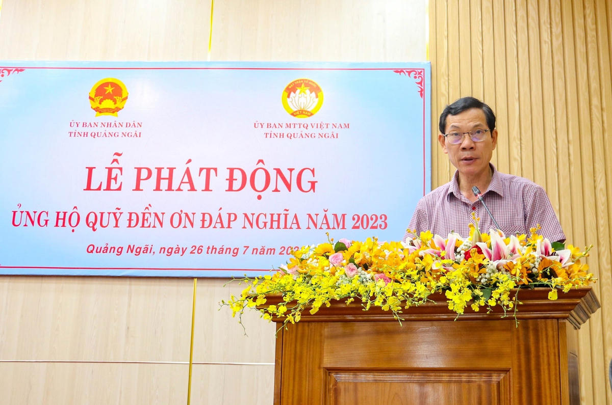 Ông Võ Thanh An đọc lời kêu gọi ủng hộ Quỹ Đền ơn đáp nghĩa.