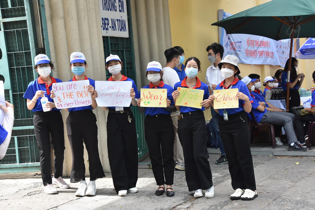 Môn Toán vào chiều nay có thời gian phát đề lúc 14h20 và thời gian làm bài từ 14h30. Thí sinh đến phòng thi và làm thủ tục dự thi từ 14h, tiếp tục đính chính sai sót (nếu có)...