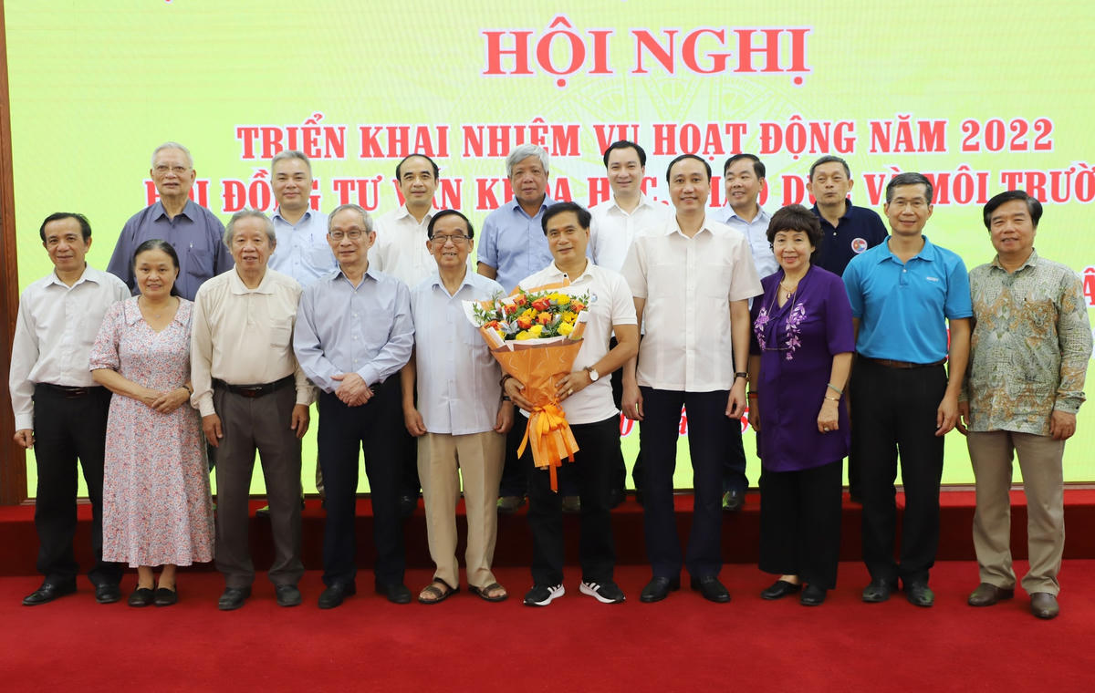 Phó Chủ tịch Phùng Khánh Tài chụp ảnh lưu niệm cùng các đại biểu tham dự Hội nghị.