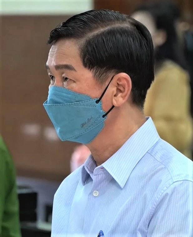 Đại diện VKS đề nghị HĐXX xem xét giảm nhẹ cho bị cáo Trần Vĩnh Tuyến, cựu Phó Chủ tịch UBND TP HCM từ 6 tháng đến 1 năm tù giam so với án sơ thẩm. (Ảnh: Trí Tịnh).