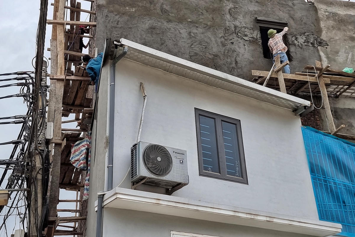  Lãnh đạo phường Thịnh Liệt cho hay, đang tiến hành hướng dẫn các thủ tục hợp khối cho chủ sở hữu căn nhà; sẽ đưa vào hợp khối với nhà liền kề; gia tăng kết cấu, sử dụng màu sơn đồng nhất...