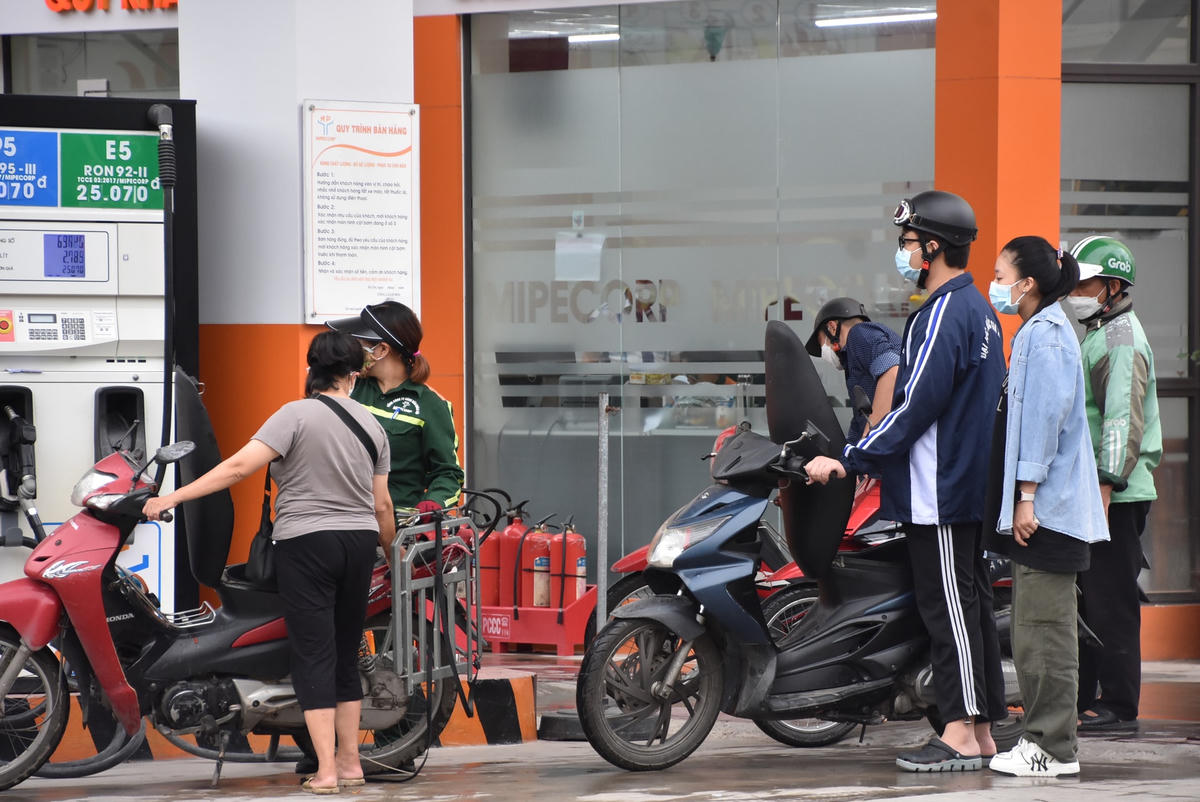 Tại cây xăng trên đường Nguyễn Phong Sắc, các phương tiện cũng bắt đầu tăng lên nhanh chóng sau 15h.