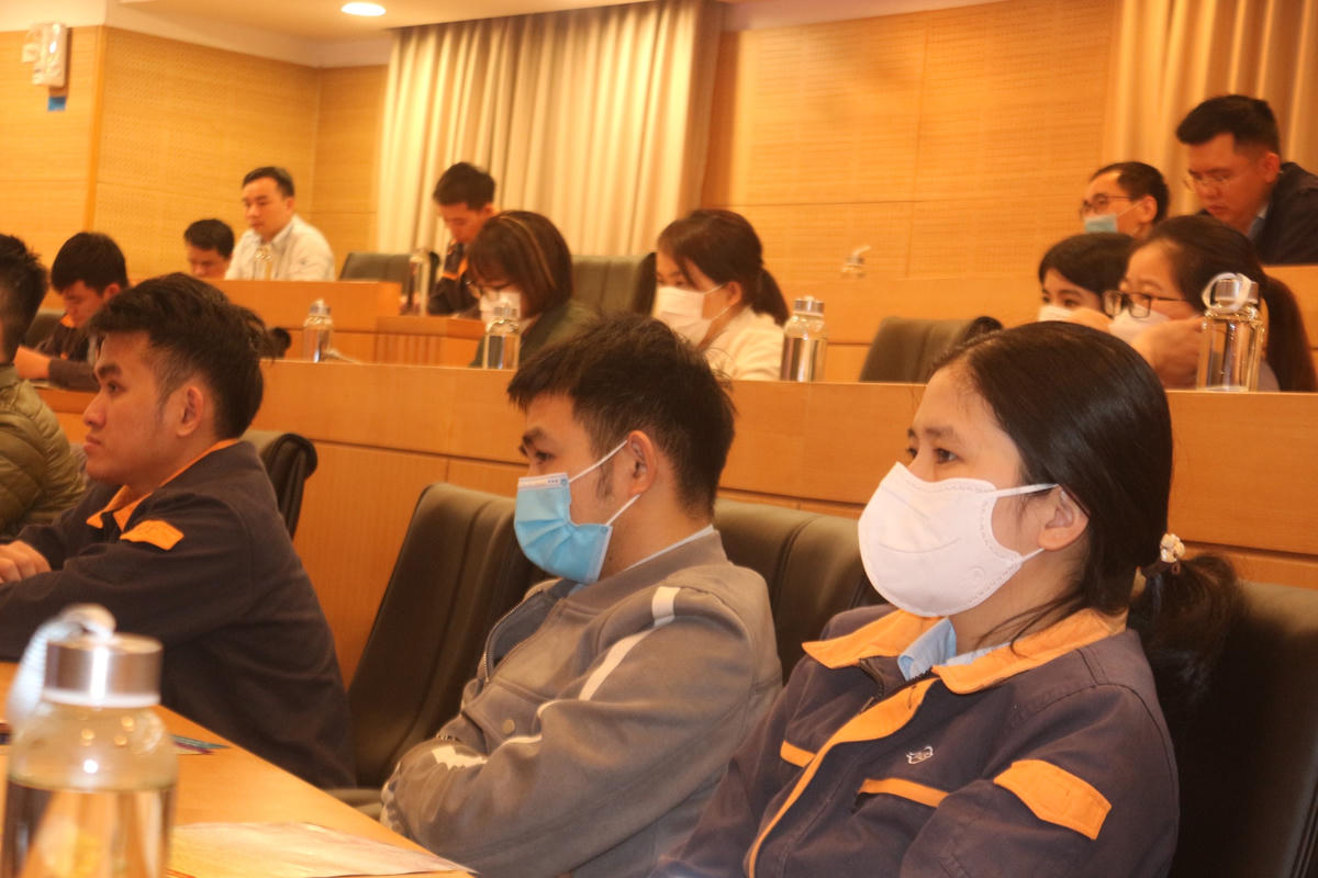 Cán bộ, người lao động Công ty TNHH Gang thép Hưng nghiệp Formosa Hà Tĩnh chăm chú nghe giảng.